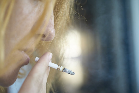 Rökning kopplad till ökad bukfetma och hälsorisker: Ny studie avslöjar orsakssamband